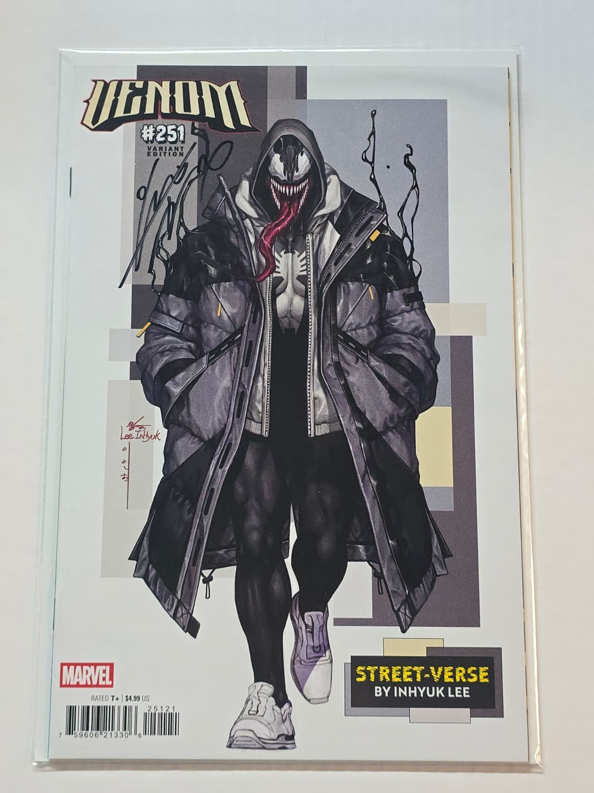 VENOM #251 MARVEL STREETVERSE SIGNED BY INHYUK LEE W/COA NM