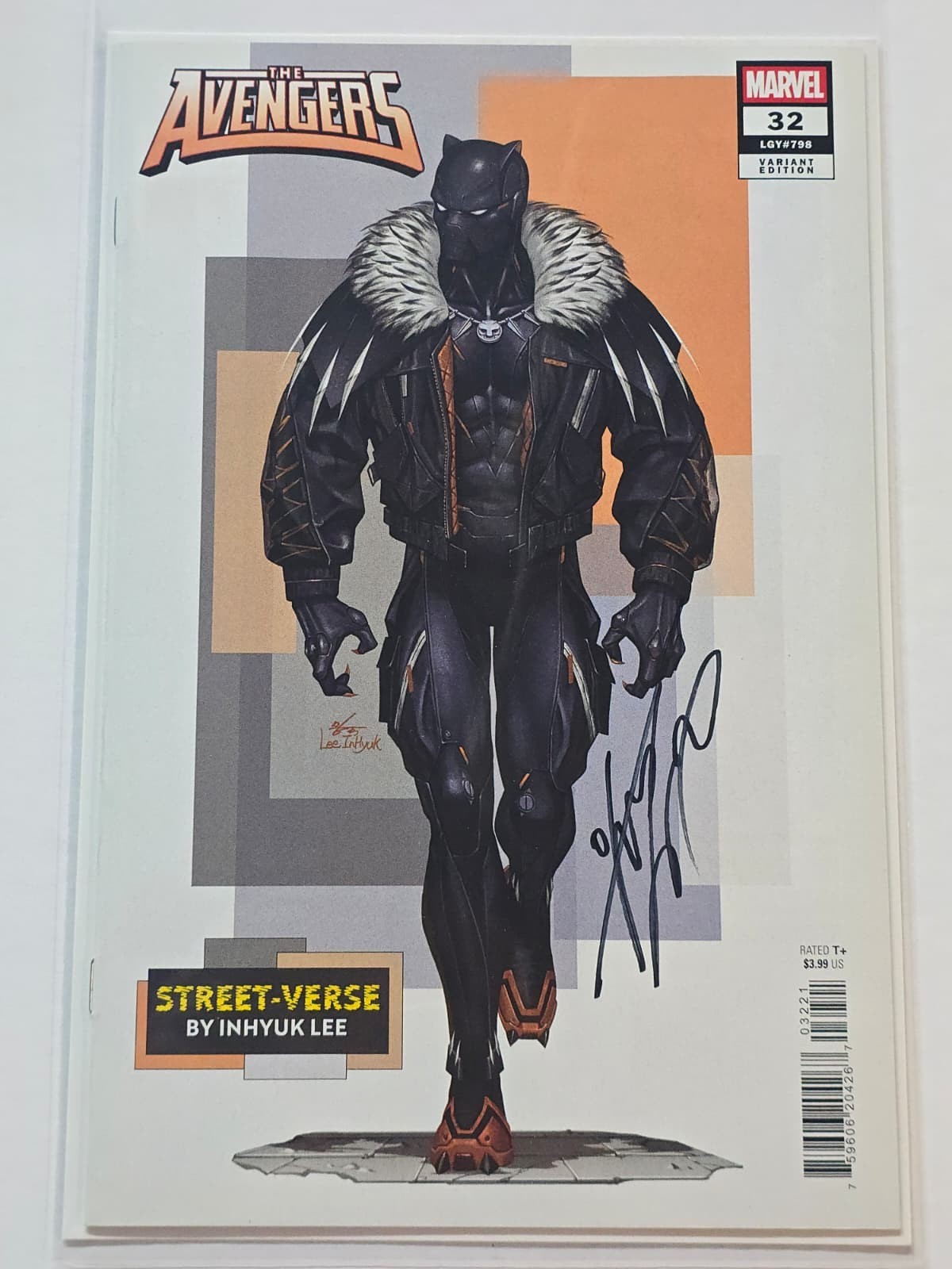 AVENGERS #32 MARVEL STREETVERSE SIGNED BY INHYUK LEE W/COA NM