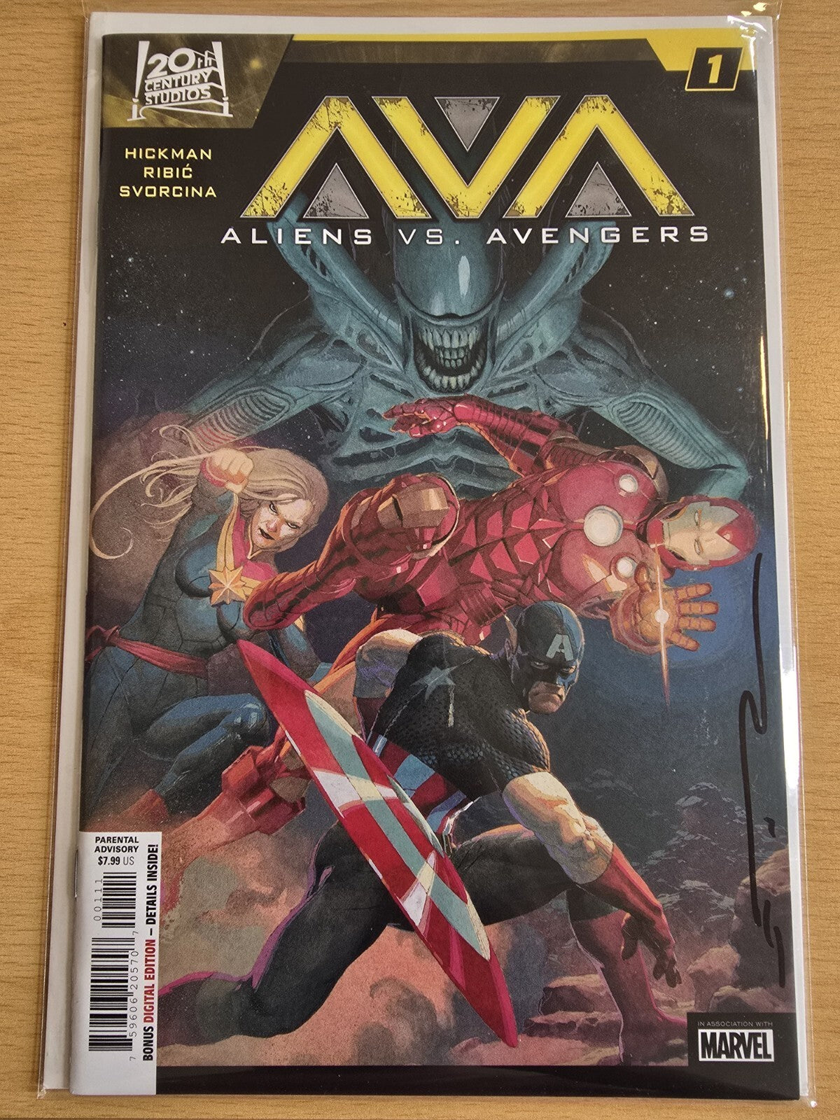 ALIENS VS AVENGERS #1 MARVEL ESAD RIBIC VARIANT SIGNED WITH COA NEAR MINT